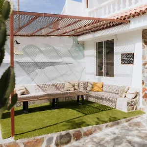 https://endless-summer-hostel.adeje-hotels.com